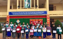 Hàng trăm học sinh nghèo tại Việt Nam được nhận học bổng Hoa Phong lan Singapore