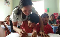 Cô gái trẻ khuyết tật mở lớp “gieo chữ” miễn phí cho trẻ em nghèo