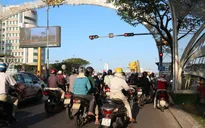 Cần Thơ ra quân xử phạt phương tiện đỗ xe tại lối rẽ phải chờ đèn đỏ