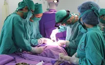 Phẫu thuật tim kín đóng ống động mạch cho bé trai 20 ngày tuổi