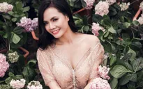 Lương Nguyệt Anh đội nắng 39 độ C thả dáng giữa vườn cẩm tú cầu