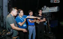 Nhà báo Phan Ngọc Tiến kiểm tra công tác chuẩn bị cho Lễ khai mạc và tường thuật World Cup 2018