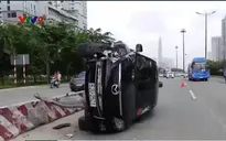 Bị xe bus "cắt đầu", ô tô 7 chỗ lật nhào trên xa lộ Hà Nội