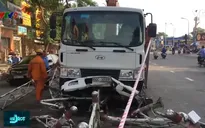 Xe tải cày nát hàng loạt dải phân cách, người đi đường vứt xe tháo chạy