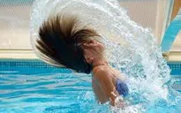 Tiếp xúc nhiều với nước Clo ở bể bơi có hại không?