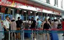 Cấm bay 12 tháng hành khách ném điện thoại vào nhân viên hàng không