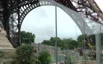 Pháp xây tường kính quanh tháp Eiffel chống khủng bố
