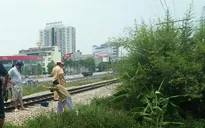 Cố vượt đường ray, 2 người đi xe máy bị tàu hỏa tông chết