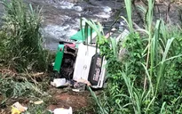 Xe khách chở hơn 40 người lao qua lan can, rơi xuống vực sâu trên đèo Lò Xo