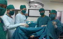 Hy hữu người đàn ông có viên sỏi thận to bằng nắm tay người