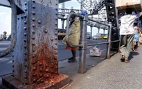 Cây cầu có nguy cơ sập vì... khạc nhổ bã trầu