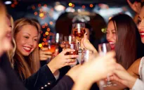 Uống nhiều rượu khi còn trẻ sẽ khiến xương bị yếu suốt đời