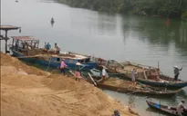 Bắt quả tang 3 sà lan hút cát trái phép trên sông Tiền