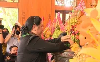 Dâng hương tưởng nhớ Chủ tịch Hồ Chí Minh