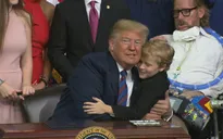 Cậu bé kiên nhẫn chờ ôm Tổng thống Donald Trump gây sốt mạng xã hội