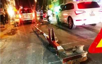 Cố tình vượt đèn, ô tô húc văng thanh gác chắn tàu hỏa