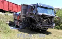 Nghệ An: Xe ben bị tàu hàng đâm ngang khi cố băng qua đường sắt