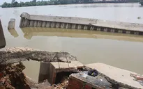 Hàng loạt sạp và ki ốt chợ rơi xuống sông Đồng Nai