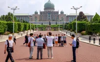 Malaysia: Nhà thờ Hồi giáo cấm cửa du khách sau video nhảy khiêu gợi