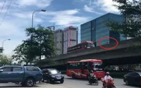 Hà Nội: Xe máy ép xe khách chạy lùi trên đường cấm