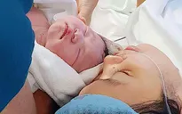 Siêu mẫu Hà Anh khoe ảnh con gái vừa sinh nặng 4,4 kg