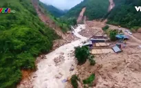 Mưa lũ, sạt lở đất ảnh hưởng nghiêm trọng đến cuộc sống người dân