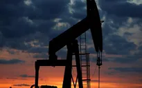 Giá dầu tăng mạnh trước lệnh trừng phạt của Mỹ với Iran