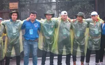 Xúc động hình ảnh sinh viên tình nguyện đội mưa cùng thí sinh thi THPT Quốc gia 2018