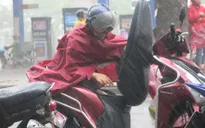 Phụ huynh đội mưa tầm tã ngóng chờ con thi THPT Quốc gia