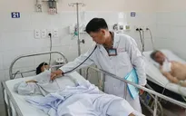 Thua cá độ bóng đá, 2 người đàn ông uống thuốc độc tự tử