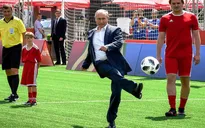 Tổng thống Putin đá bóng trên Quảng trường Đỏ