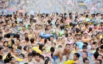 Nghẹt thở với 'biển người' bơi trong bể không còn chỗ trống ở Trung Quốc