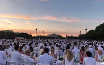 Hàng chục nghìn người tham gia dạ tiệc trắng ở Paris