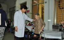 Thay khớp háng cho cụ bà 104 tuổi