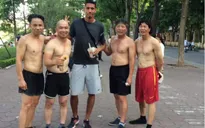 Chris Smalling trổ tài đá cầu ngay trên đường phố Hà Nội