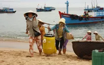 An toàn cháy nổ tại cảng cá: Cần giải quyết tận gốc việc mua bán xăng dầu di động