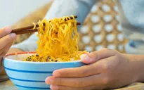 Ăn nhiều mì ăn liền gây hại đến sức khỏe như thế nào?