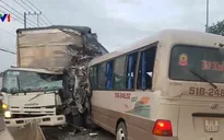 Xe khách đâm nát đầu ô tô tải, 18 người bị thương