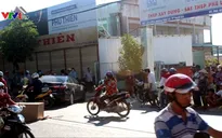 Ô tô chạy lùi va chạm xe máy, 2 cháu bé thiệt mạng
