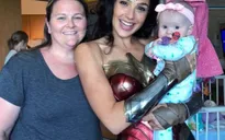 Gal Gadot đến thăm bệnh viện nhi trong trang phục “Wonder Woman”