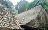 Đá lăn sập nhà dân, 3 bố con may mắn thoát nạn