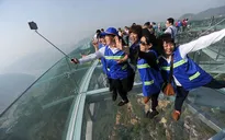 Du khách rùng mình đứng trên đài quan sát trong suốt ở Trung Quốc