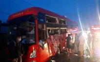 Xe khách tông nhau, hàng chục hành khách thoát chết