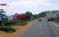 Xe máy chở hàng cồng kềnh: Hiểm họa di động với người đi đường