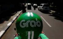 Grab giảm khuyến mại, tăng cước sau khi mua lại Uber