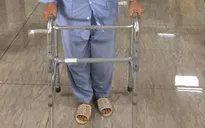 Ngã từ trên giường xuống, người phụ nữ bị liệt chân trái