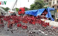 Xe đầu kéo lật ngang giữa Quốc lộ 1A, hơn 1.000 két bia vỡ nát