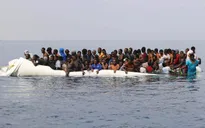 Italy kiên quyết không cho người di cư lên bờ
