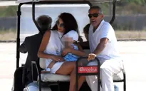 George Clooney chật vật lên máy bay rời Italy sau tai nạn