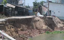 Người dân trên vùng sạt lở ở TP.HCM tự trang bị áo phao